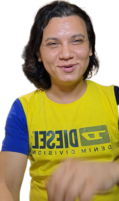 Harun Güçlü, sarı ve mavi tişört giymiş, gülümseyen bir adam.