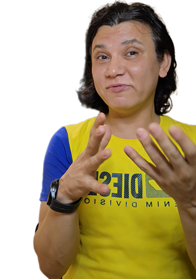 Online İngilizce özel ders eğitmeni, el hareketleriyle konuşurken sarı tişört giymektedir.