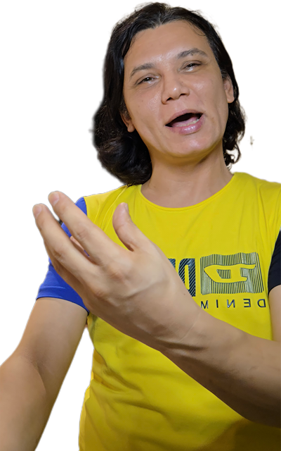 Sarı tişörtlü bir eğitmen, online İngilizce dersinde konuşma yapıyor.