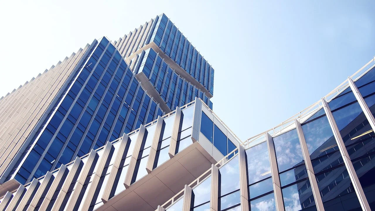 Yüksek modern ofis binası, cam cepheler ve geometrik tasarım unsurlarıyla dikkat çekiyor.